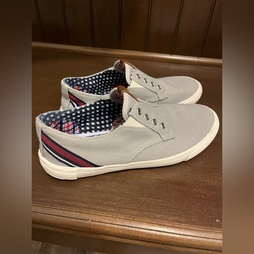 Men’s size 8 Ben Sherman’s